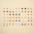 Dettaglio del set di orecchini assortiti con perle, strass e motivi a farfalla - Stile Fiore Luna Stella Fiocco Cuore Dorato (A-44-2)