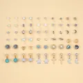 Dettaglio di un set di orecchini misti con perle, stelle e chiodini geometrici dorati - Stile Motivo Marmo Blu Turchese Bohemien (A-48)