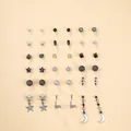 Dettaglio ravvicinato di un set di 18 paia di orecchini geometrici con zirconi colorati - Stile Zircone Frangia Luna Stella Geometrico Argentato (A-49)