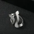 Polierter silberner Edelstahlring mit einem mehrlagigen, wellenförmigen Liniendesign - Stahlfarbe Mehrlagige Wellenlinien (FX943)