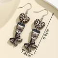 American Football Ohrringe mit Leopardenherz und Schleife, Herbst-Stil Schmuck - Leopard Kaffee Fußball (FX950)