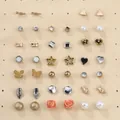 21 Paar gemischte Gold- und Silberohrringe mit Perlen und Schmetterlingen auf Karton - Geometrisch Stern Rose Kombination Stil (A-41-)