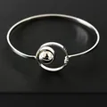 Vue détaillée du bracelet géométrique argenté avec anneau creux et sphère polie - Argent 9549 / Métal