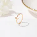 Détail de la queue de sirène et du zircon sur une bague ajustable en or poli - Style Queue de Baleine / Or