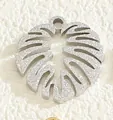 Colgante redondo de plata con hoja de monstera y un acabado mate con purpurina - Estilo Hoja Monstera (PJ108194-SL) / Plateado