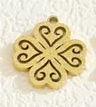 Colgante de trébol dorado minimalista con acabado mate y diseño de corazones calados - Estilo Trébol (PJ108195-GD) / Dorado