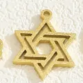 Colgante estrella de David minimalista dorado con acabado mate y diseño hueco - Estilo Hexagrama (PJ108196-GD) / Dorado