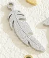 Colgante de pluma minimalista en plata con acabado brillante y detalle de agujero - Estilo Pluma (PJ108197-SL) / Plateado