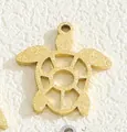 Colgante de tortuga dorada minimalista con acabado texturizado sobre fondo de piedra - Estilo Tortuga Marina (PJ108198-GD) / Dorado