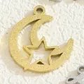 Colgante dorado de luna y estrella con acabado brillante sobre piedra blanca - Estilo Estrella Luna Hueca (PJ108203-GD) / Dorado