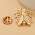 Dettaglio macro degli orecchini a forma di cicala dorata con trame d'ala e chiusura a farfalla - Spilla Insetto (S463) / Oro KC