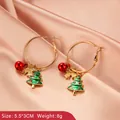 Kerst oorringen met groene boom en belletjes hangers op een roze zijden achtergrond - Pijnboom Oorbellen (#2405)