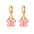 Boucles d'oreilles papillon en émail rose avec créoles dorées sur fond blanc - Crochets d'Oreilles Roses
