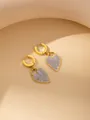 Pendientes de corazón dorados con cristales blancos pavé en un fondo minimalista - Pendientes de Corazón Largo Pavé Oro (长爱心#3)