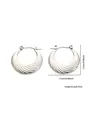 Dettaglio di orecchini a cerchio argento con texture ondulata e dimensioni incluse - Cerchio con Trama a Conchiglia (BJGE0237) / Argento