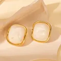 Orecchini a perno quadrati placcati oro con resina marmorizzata color crema stile vintage - Quadrato Bianco (E0397)