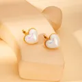 Eleganti orecchini a cerchio a cuore dorati con inserto in madreperla bianca iridescente - Cuore Perla (E0516)