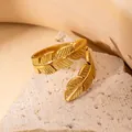 Minimalistischer vergoldeter Federring mit Sonnengeflecht und verstellbarem Design - Glänzender Goldener Federblatt-Stil (BJGR0269)