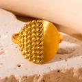 Makroaufnahme eines goldenen Titanstahlrings mit Perlenbesatz und mattierter Textur - Gold Geometrischer Rundperlen-Scheibenring (BJGR0279)