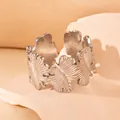 Gros plan de la bague ajustable en acier inoxydable argenté avec texture de feuille de palmier - Motif de Perles de Feuille de Palmier (BJGR0306)