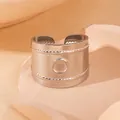 Détail macro d'une bague large en acier brossé mat avec bordures torsadées - Bordure Tissée Ronde (BJGR0318)