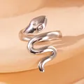 Détail macro d'une bague serpent en argent avec gravure fine sur acier poli - Style Serpent Simple (BJGR0323)