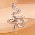 Gros plan d'une bague serpent en argent avec texture martelée et design enveloppant - Serpent Enroulé Martelé (BJGR0324)