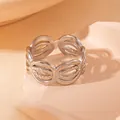 Gros plan détaillé d'une bague réglable en acier inoxydable au design ovale ajouré - Maille Tissée Creuse (BJGR0321)
