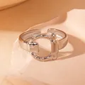 Vue macro d'une bague serpent ajustable en argent au design fer à cheval sur roche - Boucle de Ceinture Mors (BJGR0322)