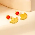Schicke vergoldete Tropfenohrringe mit roter Emaille und fächerförmigem Stammesgesicht - Fächerförmige Sonnenblume