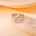 Detail van een minimalistische zilveren dubbellaagse ring met een unieke golfstructuur - Eenvoudige Gepolijste Dubbellaagse Stijl (BJGR0393)