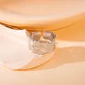 Makroaufnahme von silbernem Ring mit geometrischer Textur und verstellbarem Band - Unregelmäßiges Gittertextur-Stil (BJGR0381)