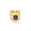 Detalle macro del anillo multicapa dorado ajustable con piedra de ojo de gato azul - Estructura de Alambre de Varias Capas (Estilo 1) / Piedra de Ojo de Gato Azul Marino