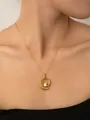 Dettaglio del ciondolo a spirale dorato con zircone bianco indossato dalla modella - Catena a Corno di Capra (Placcato Oro)