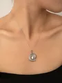 Collana con pendente a spirale di nautilus in argento e zircone indossata da modella - Catena a Corno di Capra (Argento)
