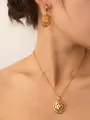 Primo piano di un set collana e orecchini a rosa dorata indossati da una modella - Catena a Girandola di Fiori (Placcato Oro)