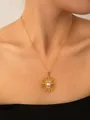 Dettaglio della collana in acciaio al titanio dorato con ciondolo a sole e perla bianca - Catena a Girasole (Placcato Oro)