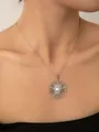 Dettaglio della collana a girasole d'argento con ciondolo di perla bianca su una modella - Catena a Girasole (Argento)