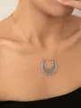 Dettaglio del ciondolo a semicerchio in argento su una sottile catena a clavicola - Catena a Maglia (Argento)