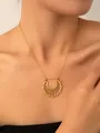 Dettaglio della collana in titanio dorato con pendente geometrico traforato sulla modella - Catena a Maglia (Placcato Oro)