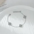 Bracciale a quadrifoglio argento con zirconi scintillanti su piatto di ceramica - Argento