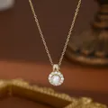 Vue rapprochée du pendentif en perle baroque avec halo de zircons sur chaîne dorée - Or