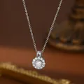 Vue détaillée du collier en perle de culture baroque argentée avec zircons scintillants - Argent