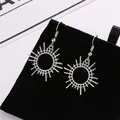 Orecchini a sole in argento con design geometrico a ingranaggi su velluto nero di lusso - Stile Ingranaggio Industriale Sole Argentato (10074)