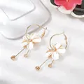 Boucles d'oreilles créoles dorées avec pétales blancs et glands de cristal champagne - Style de Fleur à Cinq Pétales Blanche Cristal Champagne / Or