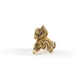 Nahaufnahme von Vintage Gold Fischschwanz Ohrclip mit aufwendigem Blumen Reliefmuster - Antikgold Retro Relief Stil