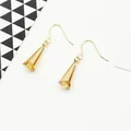 Elegantes pendientes de gota dorados con colgantes cónicos transparentes de ámbar - Estilo de colgante de cristal de cono ámbar / Naranja