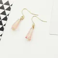 Elegantes pendientes dorados con prismas de cristal rosa facetado para moda femenina - Estilo de colgante de cristal facetado translúcido rosa claro / Rosa Claro