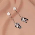 Orecchini a foglia multistrato in argento con finiture lucide e sabbiate opache - Orecchini lunghi a foglia (8066) / Argento
