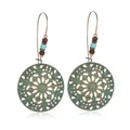 Boucles d'oreilles bohèmes en bronze mandala avec perles turquoise et patine verte vieillie - Style Disque Rond Creux avec Perles (11700)
